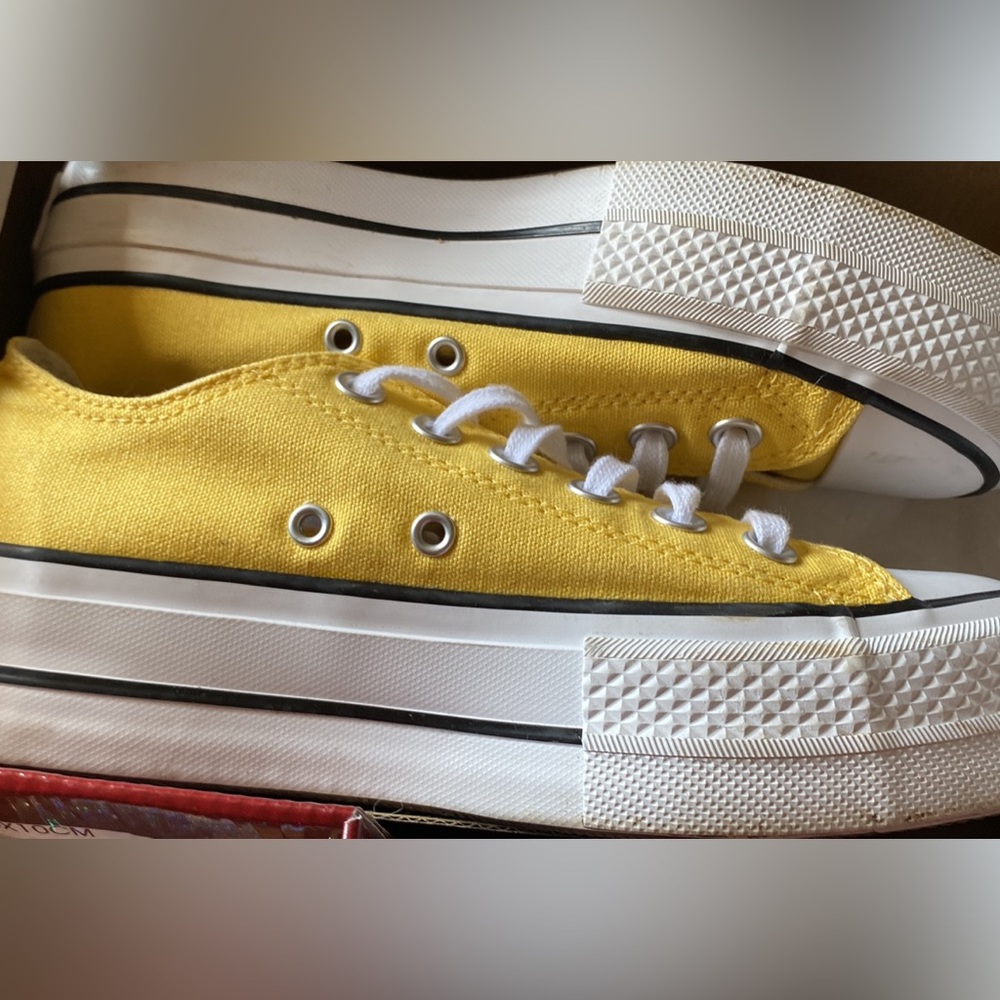 Yellow women’s converse
